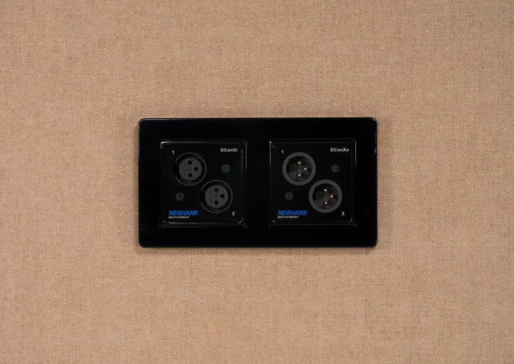 DConXiXo_On_Brown_Wall.webp
